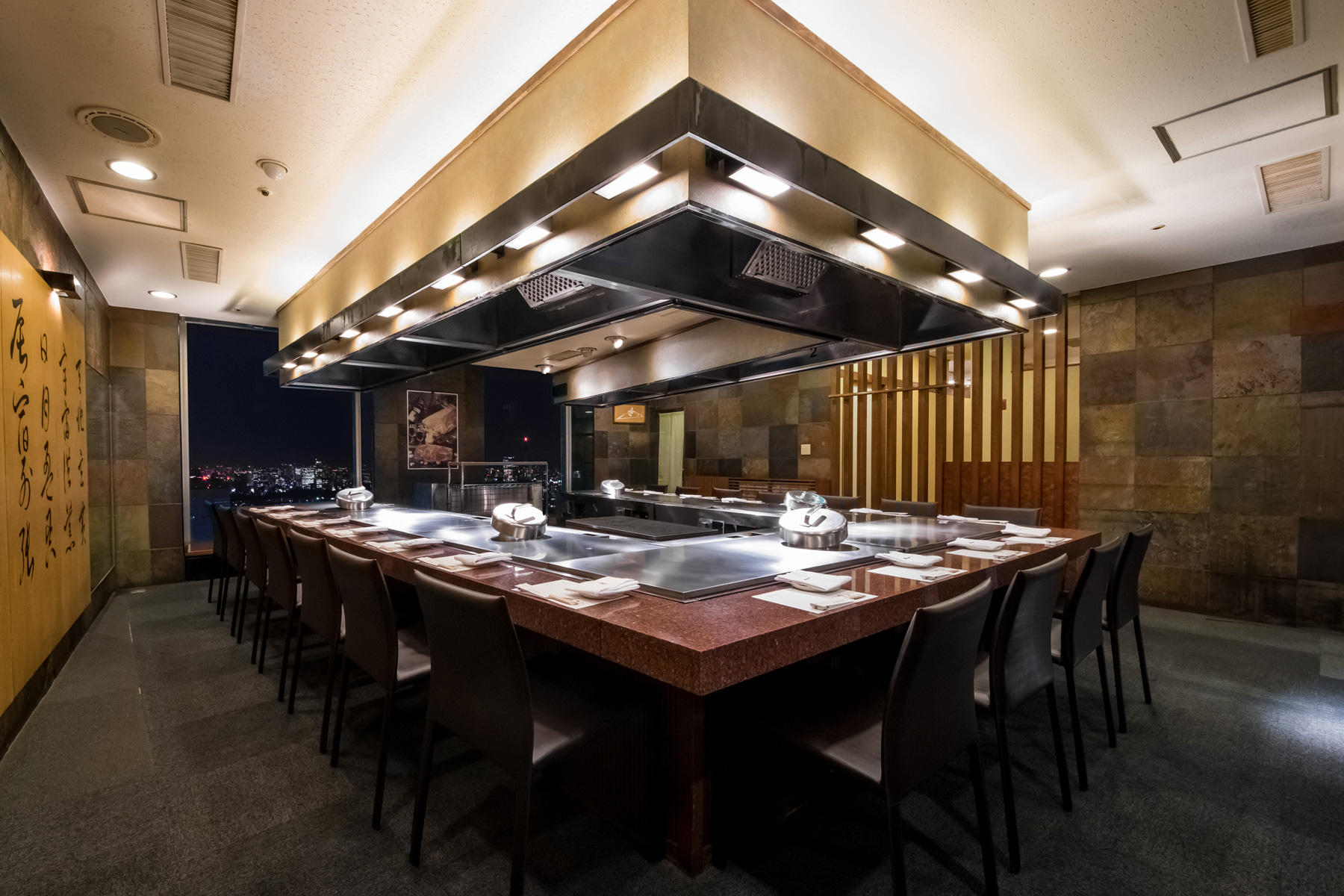 店铺的介绍 在东京都中心区尽收眼底的天空贵宾室,慢慢品尝铁板烧牛排